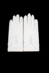 Short communion gloves with placket and set of diamante